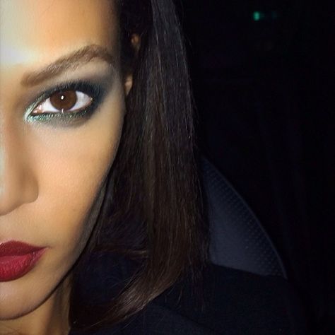 Emerald Eyeliner, Half Face Selfie, Prettiest Makeup, Spring Makeup Trends, New Makeup Trends, Green Eyeliner, Face Selfie, Joan Smalls, Half Face