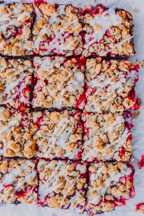 Strawberry Crumble Bars - The Sweet and Simple Kitchen Strawberry Crumble Bars, Strawberry Crumble, Strawberry Bars, Oat Crumble, Crumble Bars, Strawberry Desserts, Simple Kitchen, Strawberry Recipes, Dessert Bars