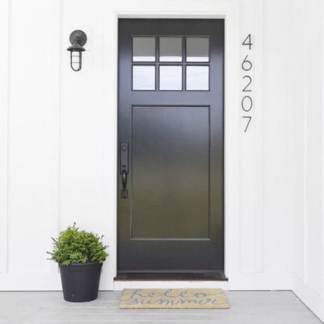 Late night pinning for some exterior designs were working on, and this one caught our eye! Design: Lincthelen Design Modern Farmhouse Homes, Farmhouse Architecture, Black Front Doors, Farmhouse Front Door, Modern Farmhouse Home, Modern House Number, Exterior Front Doors, Modern Farmhouse Exterior, Farmhouse Front