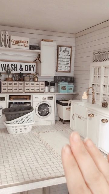 Miniature Laundry Room, Dollhouse Decorating Ideas Diy, Dollhouse Laundry Room, Dollhouse Bathroom Ideas, Dollhouse Room Ideas, Diy Doll House Ideas, Dollhouse Bedroom Ideas, Dollhouse Interior Ideas, Dollhouse Miniatures Rooms