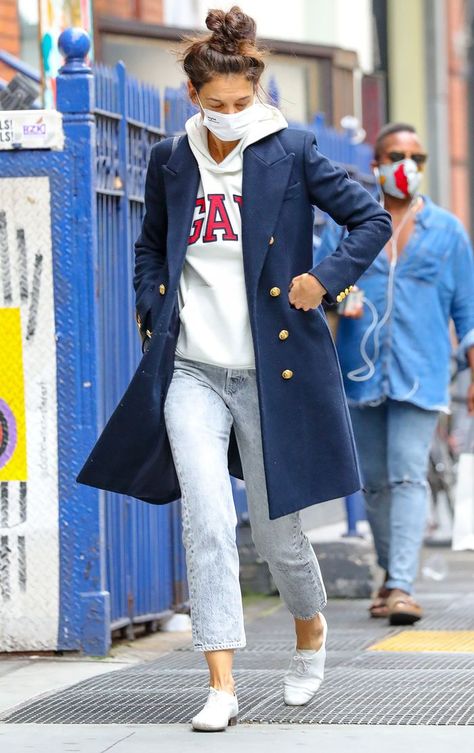 Katie Holmes Style, Outfit Informal, Hoodie Logo, Katie Holmes, Logo Sweatshirt, Hoodie Outfit, Outfit Combinations, Light Wash Jeans, Casual Fall Outfits