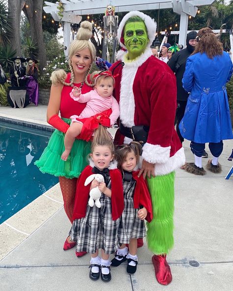 Family grinch halloween costume cindy lou who Grinch Family Costume Ideas, Dr Suess Family Costumes, Dr Seuss Halloween Costumes Families, The Grinch Halloween Costume Family, Grinch Family Photos, Grinch Group Costume, The Grinch Family Costumes, Cindy Lue Who Costume, Grinch Family Costume