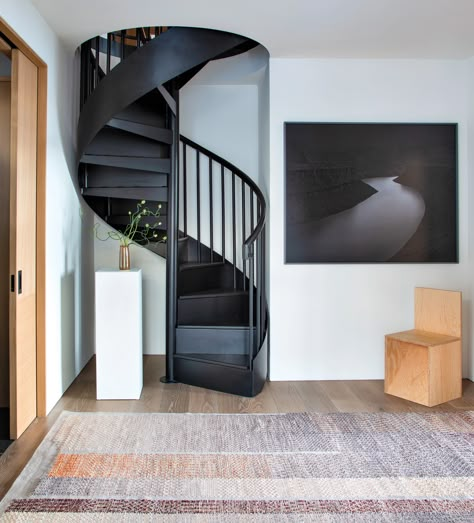 A sculptural quality defines the entryway of this Telluride home by architect Steve Morton and designer Kimille Taylor. The rug is from FJ Hakimian and the photograph by Adam Katseff is “one of my favorite pieces in the house,” says Taylor. The spiral staircase leads to the library loft. Small Staircase Ideas, Autumn Entryway, Minimalist Autumn, Spiral Stairs Design, Loft Staircase, Small Staircase, Stairs Hallway, Design Staircase, Attic Stairs