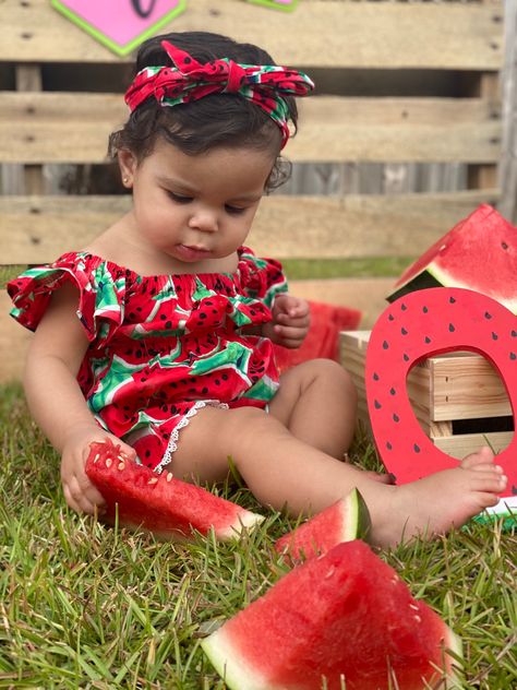 Watermelon Theme Photo Shoot, Baby Watermelon Photo Shoot, Watermelon Photo Shoot, Watermelon Photoshoot, Summer Baby Photos, Months Photoshoot, Watermelon Photo, Watermelon First Birthday, Birthday Photo Shoot