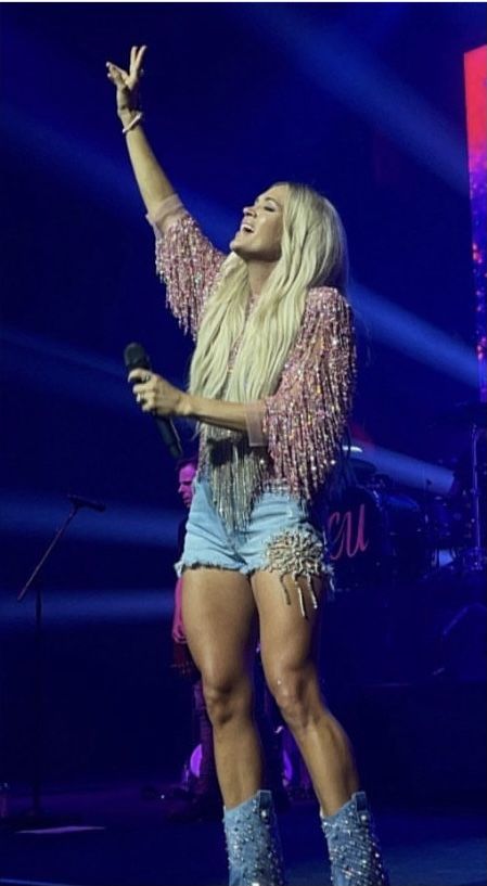 Carrie Underwood Concert Outfit, Carrie Underwood Concert, Carrie Underwood Legs, Goals Board, Gig Outfit, Carrie Underwood Pictures, Carrie Underwood Style, Western Glam, Carrie Underwood Photos