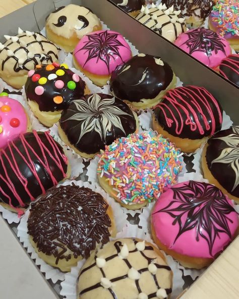 Toping Donat, Keju Aroma, Donat Glaze, Cake Mix Donuts, Italian Gourmet, Snack Organizer, Gourmet Desserts, Food Drink Photography, Delicious Donuts