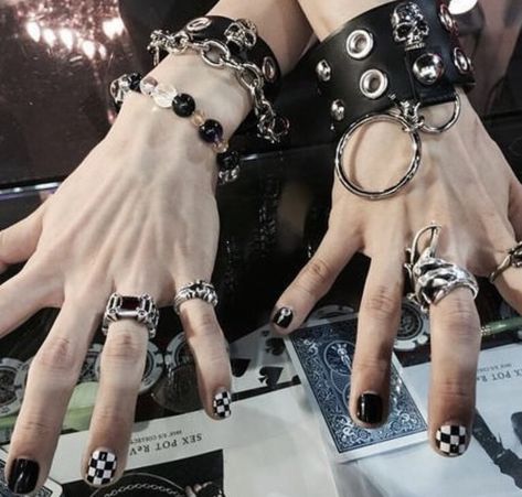 Hands With Rings, Grunge Jewelry, Estilo Punk, Punk Outfits, Alt Fashion, Alternative Outfits, Edgy Outfits, Grunge Aesthetic, Grunge Outfits