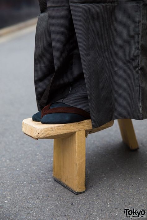 Wagasa Umbrella, Traditional Japanese Fashion, Japanese Look, Japanese Sandals, Geta Sandals, Japanese Footwear, Meditation Bench, Tabi Boots, Male Kimono