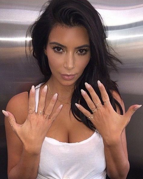 Khloe Kardashian Nails, Kim Kardashian Nails, Kardashian Nails, Natural Nail Shapes, Nail Shapes Squoval, Celebrity Airport Style, Different Nail Shapes, Squoval Nails, Celebrity Nails