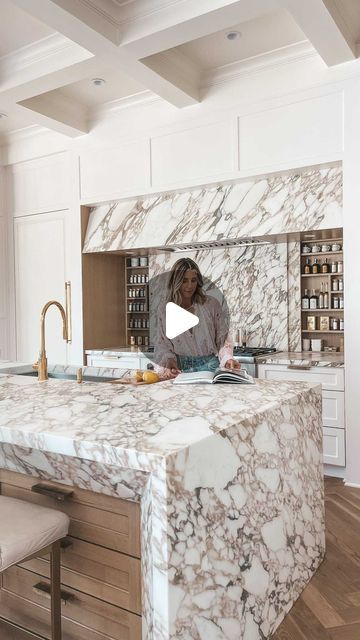 8,979 likes, 210 comments - cellajaneblog el July 9, 2021: "My dream kitchen brought to life. ✨ // design by @mccroskeyinteriors build by @starrhomes #homedesign #homebuild #cellajanehomebuild". Cella Jane Kitchen, My Dream Kitchen, Becky Hillyard, Cella Jane, Life Design, My Dream, Dream Kitchen, Building A House, House Design