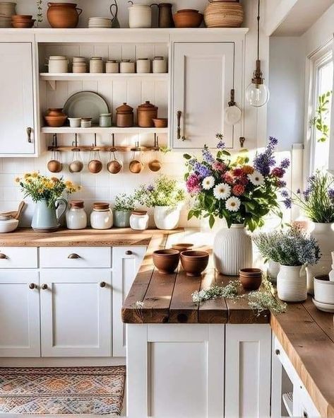 Victorian Kitchen, Charming Kitchen, Ideas Casa, Kitchen Farmhouse, Cottage Kitchen, Counter Tops, Dream House Decor, Counter Top, Kitchen Style