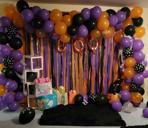 Halloween Back Drop Diy, Halloween Back Drop For Pictures, Hocus Pocus Photo Backdrop, Halloween Backdrops For Pictures, Halloween Streamer Backdrop, Halloween Picture Wall Party, Halloween Diy Backdrops, Diy Halloween Backdrop Ideas, Halloween Photobooth Diy