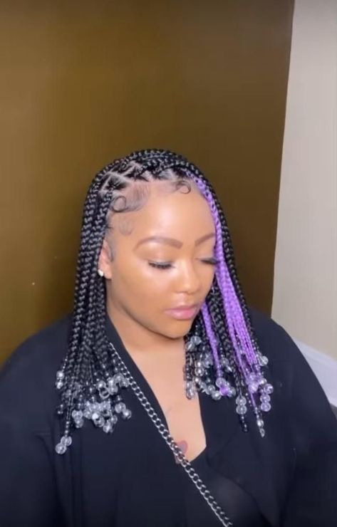 Short Knotless Braids With Beads Color, Hair Styles Black Girls Ideas Braids, Cute Braided Hairstyles For School, Braids With Purple, Short Braided Hairstyles For Black Women, Quick Braided Hairstyles For Black Women, Short Knotless Box Braids, Medium Knotless Braids Hairstyles, Knotless Braids Ideas