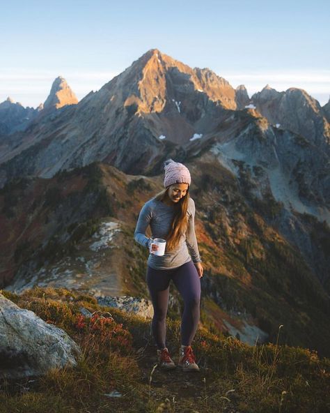 Wander Outfits, Andrea Ference, Washington State Hikes, Climbing Outfit Woman, Climbing Outfits, Mount Baker, Washington Hikes, Hiking Outfit Fall, Hiking Photography