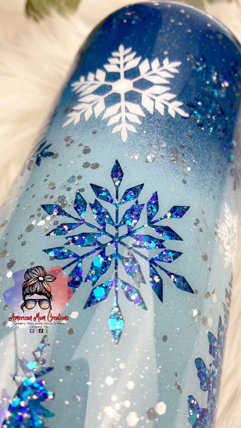 Snowflake Glitter Tumbler, Snowflake Tumbler Ideas, Snowman Tumbler Ideas, Holiday Tumbler Ideas, Tumbler Cup Design Ideas, Winter Tumbler Ideas, Resin Tumbler Ideas, Winter Tumblers, Christmas Tumbler Ideas