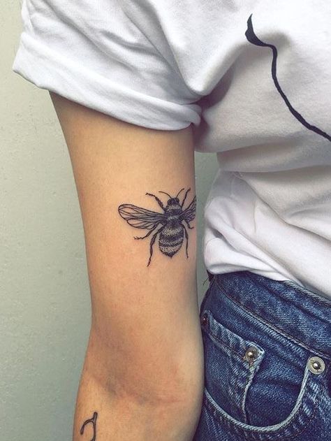 Bumblebee Tattoo, Tattoo Bee, Bumble Bee Tattoo, Simple Tattoos For Women, Girl Back Tattoos, Kunst Tattoos, Upper Arm Tattoos, Tasteful Tattoos, Sunflower Tattoos