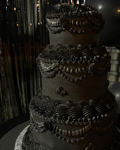 ♟️🕷️all black vintage style🕷️♟️ #cake #heartcake #miniheartcake #cakedecorating #baker #baketok #blackcake #3tiercake #vintagestylecake #aestheticcake #buttercream #buttercreamcake #cake #cakedecorating #cakedesign #wilton #wiltoncake #dallastx #dallascakes #buttercreamdecorating #buttercreamdesign Gothic Wedding Cake Simple, Emo Wedding Cake, Black Floral Cake, Black Swan Cake, Goth Birthday Cake, Black Vintage Cake, Fandom Cakes, Goth Cake, Witchy Birthday