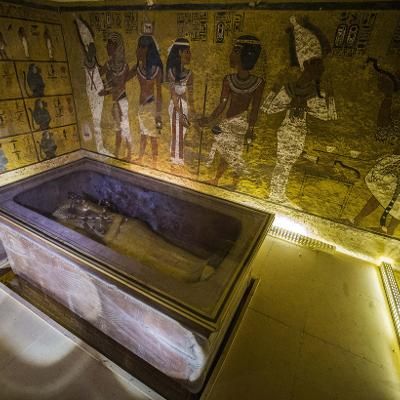 Science: Experts 90% Sure There Is Hidden Chamber in King Tuts Tomb King Tut Tomb, Hidden Passage, Karnak Temple, Queen Nefertiti, Hidden Rooms, Luxor Egypt, Archaeological Discoveries, Egypt History, Valley Of The Kings