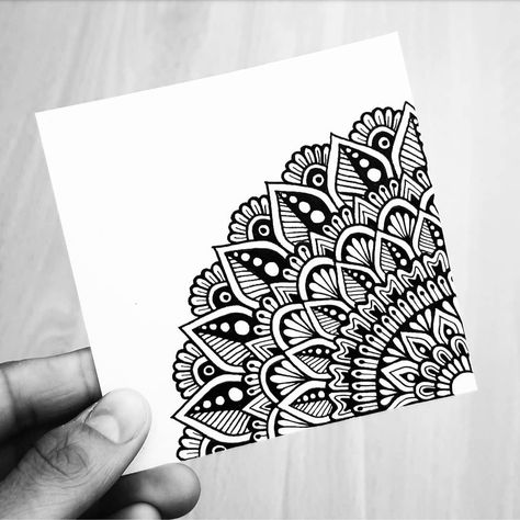 Chanelle Maggs on Instagram: “Little freehand mandala doodle!! 😁🌿 . . . #gorgeousmandalas #mandalaslovers #mandalaworld #mandalasharing #mandala_sharing #heymandalas…” Black And White Floral Aesthetic, Mandala Art Simple Design, Mandala Art Ideas Creative, Doodle Mandala Art, Freehand Mandala, Mandala Simple, Stylo Art, Mandala Doodle, Easy Mandala Drawing