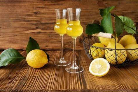 C'est la boisson star de l'Italie, souvent synonyme de vacances et de convivialité. Rien de plus simple : faire du limoncello et voyager depuis son canapé ! Retrouvez ici la recette originale et nos conseils. Pasta Bolognese, Pizza Pasta, Liqueur, Champagne Flute, White Wine, Wine Glass, Alcoholic Drinks, Biscuits, Champagne