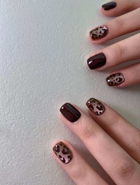 Brown Cateye Nail, Nail Art Kuku Pendek, Clear Glitter Nails, Nails Leopard, Kutek Disney, Acrylic Toe Nails, Subtle Nails, Simple Gel Nails, Modern Nails