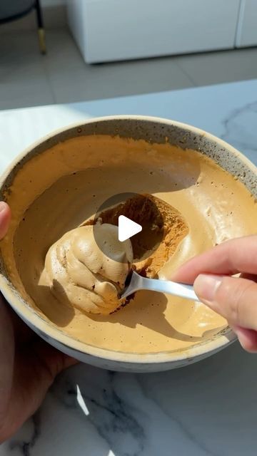 Fluffy Coffee, Frozen Coffee Drinks, Frozen Coffee, Coffee Hacks, Egg Beater, Coffee Drink Recipes, Egg Beaters, Instant Coffee, Coffee Art