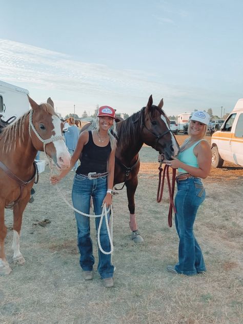 Cowgirl Rodeo Outfits Barrel Racing, Rodeo Asethic Photos, Rodeo Life Aesthetic, Country Spirit Week Outfit, Country Best Friend Pictures, Country Besties, Country Life Style, Country Friends, Country Best Friends