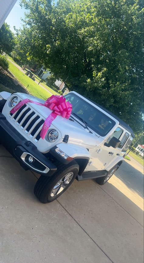 Pretty Jeep Wrangler, Cute Jeep Wrangler, Preppy Jeep, White Jeep Decor, Small Jeep Cars, Customized Jeep Wrangler, Cars Jeep, Car For Teenage Girl, Jeeps Aesthetic