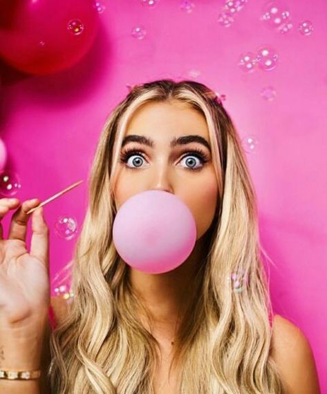 Bubble Gum Picture Ideas, Woman Blowing Bubble Gum, Bubble Gum Photoshoot Ideas, Lollipop Photoshoot Ideas, Candy Photoshoot Ideas, Hot Pink Photoshoot, Bubble Gum Photoshoot, Bubblegum Photoshoot, Bubbles Photoshoot