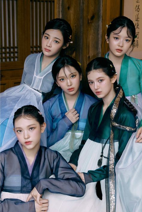 Korean Picture, Korean Traditional Dress, Korean Hanbok, New Jeans Style, Cultural Celebration, Traditional Korean, My Chemical, Pop Artist, Traditional Dress