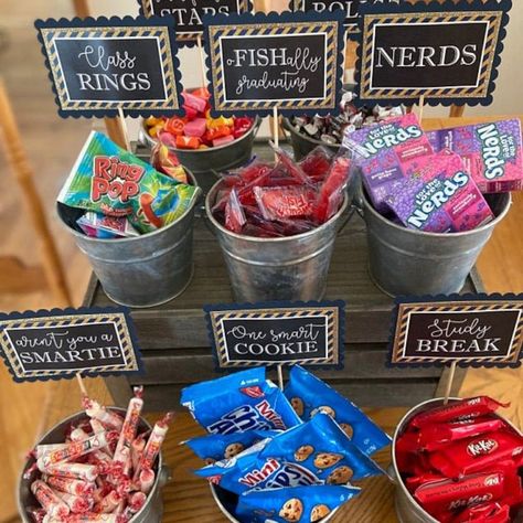 Study Achievement, Candy Bar Graduation, Grad Candy Bar, Grad Candy, Graduation Candy Buffet, Graduation Party Desserts, Kindergarten Graduation Party, Graduation Candy Bar, High School Graduation Party Decorations