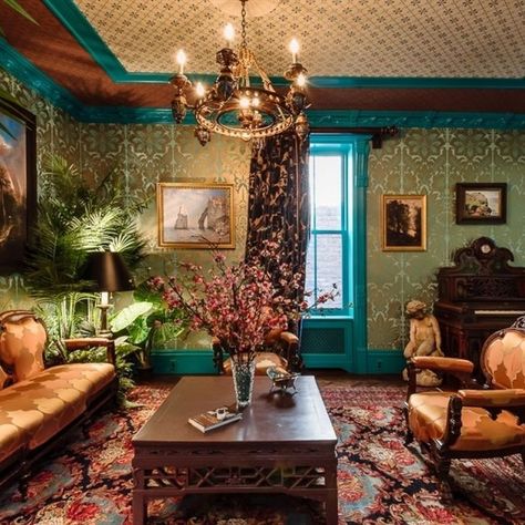 $3M Gramercy apartment is a Gilded Age fantasy in NYC's oldest co-op | 6sqft Gilded Age Decor, Gilded Age Aesthetic, Gramercy Park Nyc, Historic Craftsman Homes, Age Aesthetic, Historical Interior, Ancient Houses, Cute Apartment, Gramercy Park