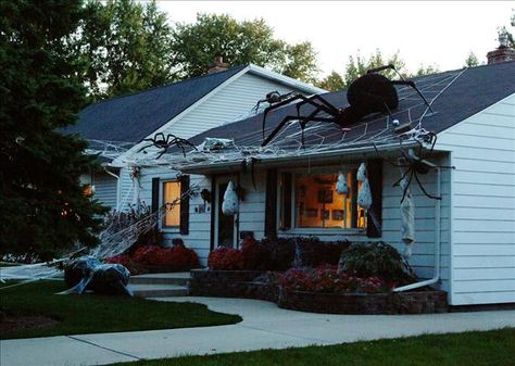 Totally awesome. I want one on my front porch, which a leg dangling down to catch the little candy beggars.  Bwahahahaha. Spider House, Roof Decoration, Halloween Crafts Preschool, Halloween Spider Decorations, Halloween Outside, Spider Decorations, Yard Haunt, Giant Spider, Spider Halloween