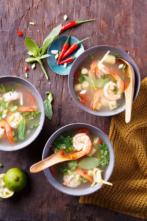 Attention, on ne mange pas les feuilles de citron kaffir, elles servent simplement à parfumer cette recette de bouillon thaï (tom yam koung). On écrase la citronnelle pour casser la fibre afin de diffuser ses parfums. Il faut ensuite la retirer du bouillon. Incisez le dos de la crevette qui s’enroulera à la cuisson. Yam Soup, Bouillon Thai, Pear Crumble, Snacks Under 100 Calories, Thai Soup, Healthy Sweet Snacks, Eating Fast, Porcini Mushrooms, Master Card