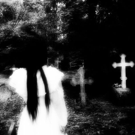 Dark Angelcore, Blingee Emo, Goth Core, Y2k Profile Picture, Emo Pfp, Grunge Pictures, L Wallpaper, Emo Aesthetic, Goth Wallpaper