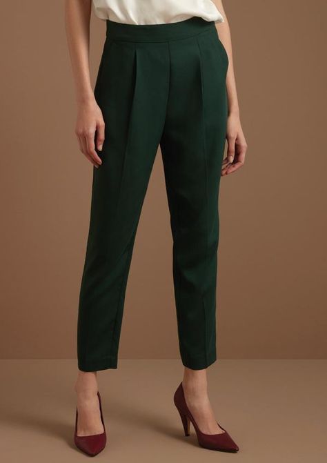 Royal Ivy Regatta Thai Fashion, Cami Jumpsuit, Wear Green, Fashion Industry, Slim Jeans, Personalities, Striped Shirt, American Style, Cropped Pants