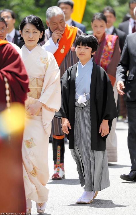 The young prince donned traditional Japanese dress as he enjoyed his first trip overseas... Prince Hisahito, Royalty Clothing, Asian Traditional Clothes, Prince Clothes, Japanese Traditional Clothing, Haneda Airport, The Last Avatar, Traditional Kimono, Young Prince