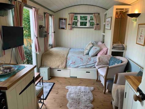 Mooie Selfcatering Shepherds Hut - Airbnb Dog Friendly Garden, Garden Huts, Shed Interior, Tiny House Inspiration, Tiny House Floor Plans, Camper Living, Van Home, Shepherds Hut, Ensuite Bathroom