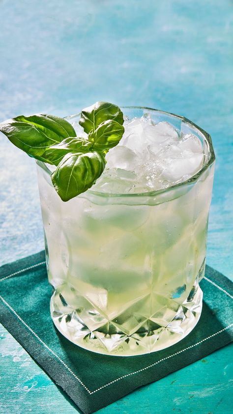 Gin Basil Smash Gin Basil Smash, Fresh Basil Recipes, Mojito Recipe Classic, Basil Smash, Classic Mojito, Breakfast Party Foods, Easy Dinner Casseroles, Drink Stand, Basil Recipes