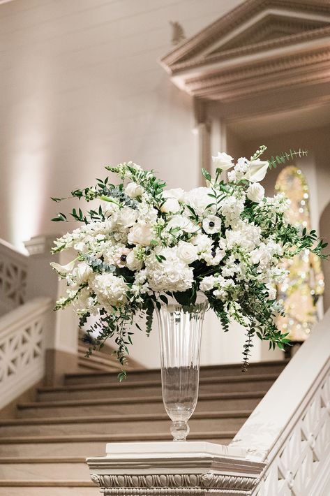 Embrace the magic of anemones on your special day! 🌺💖 These little wonders are the ultimate show-stoppers, adding character and flair to every bouquet and centerpiece. Let the beauty of anemones captivate your wedding guests and leave a lasting impression! Anemone Flower Wedding, Anemone Centerpiece, Nye 2025, Effortless Wedding, New Orleans Museums, Birthday Party Set, 2025 Wedding, Beautiful Wedding Flowers, Summer Bouquet