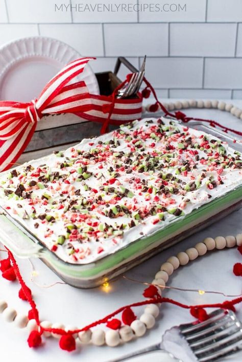 Christmas Lasagna Dessert Cheap Christmas Recipes, Cheap Christmas Desserts, Christmas Lasagna Dessert, Christmas Lasagna, Lasagna Dessert, Dessert Lasagna, Peppermint Treats, Traditional Christmas Food, Heavenly Recipes