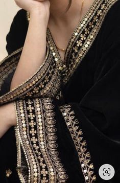 Black Suit Ideas Women Indian, Black Velvet Pakistani Suit, Black Velvet Suit Designs Pakistani, Velvet Dress Ideas Pakistani, Valvet Suite Design Simple, Black Velvet Suits Women Indian, Velvet Suit Embroidery Designs, Black Suit Designs Pakistani, Black Desi Dress