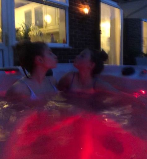 Cute Hot Tub Pictures With Friends, Aesthetic Hot Tub Pictures, Hot Tub Instagram Pictures, Hot Tub Pictures Poses Night, Hot Tub Pics Instagram, Hot Tub Photoshoot Ideas, Hot Tub Pictures Poses, Hot Tub Photos, Summer Instagram Pictures