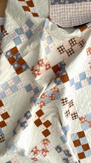 Neutral Quilt Patterns Muted Colors, Scraps Quilt, Granny Square Quilt, Rustic Quilts, Vintage Quilts Patterns, Neutral Quilt, Cottage Quilt, Homemade Quilts, Quilt Vintage