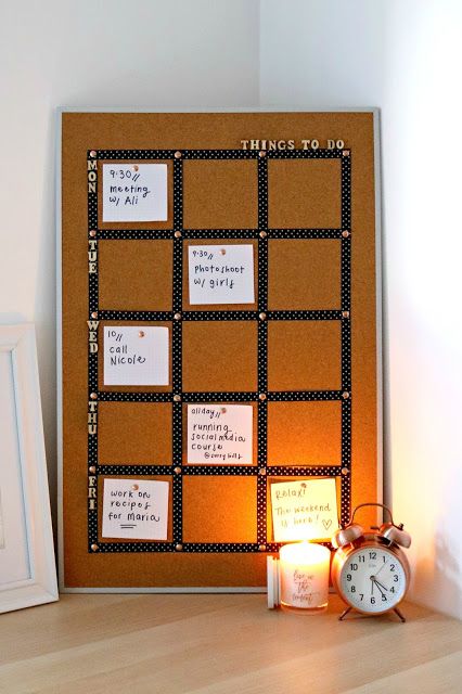 Get some organisation inspiration with this DIY Custom Corkboard To-Do List Makeover. Taking a boring cork board and turning it into a planner like display makes it easy to keep up with your weekly tasks and activities. Display it in your office or study or switch it up and use it as a meal planning menu board in the kitchen – or a chore chart in your kids bedroom or living room. The possibilities are endless – and all you need it washi tape, scissors, a hot glue gun and thumbtacks. Diy Information Board, Diy To Do List Board, Basecamp Room, Diy Weekly Planner Board, Cork Board Ideas For Office, Diy Cork Board Ideas, Cork Board Makeover, Cork Board Decor, Cork Board Design