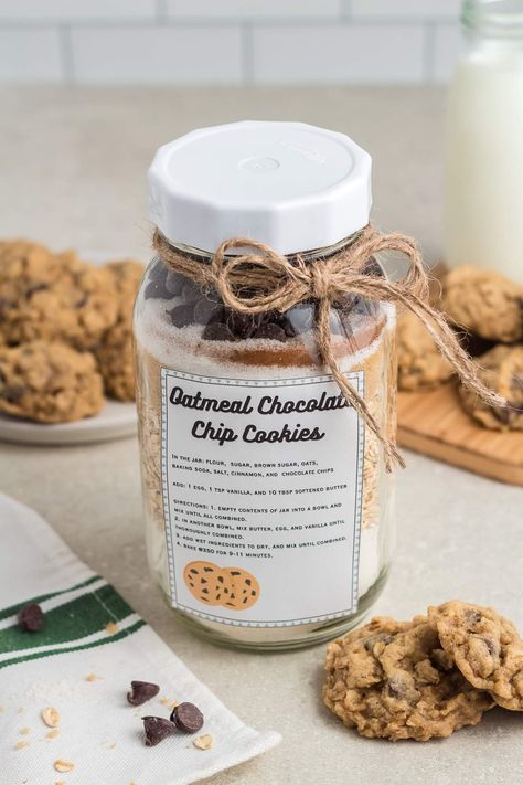 If you’re on the lookout for a great gift for a friend who adores food (especially cookies) or if you just want to simplify your own baking routine for upcoming homemade treats, then this recipe is perfect for you. This charming oatmeal chocolate chip cookie mix in a jar is not only a fantastic gift idea, but the cookies you’ll bake from it are so scrumptious. Trust me, they’re simply irresistible. All you have to do is combine the dry ingredients in a jar, then make the cookies when ready! Diy Cookie Mix In A Jar, Cookie In A Jar Recipe Gift, Cookie Kit Gift, Cookie Mix In A Jar Recipe, Jar Cookie Recipes, Cookie In A Jar, Mason Jar Cookie Recipes, Mason Jar Cookies Mix, Mason Jar Cookie