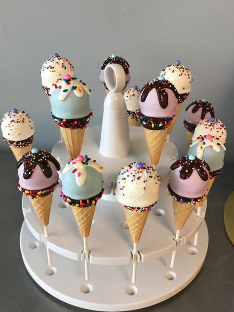 Ice Cream Cone Cake Pops, Cake Pop Recipe Easy, Ice Cream Cake Pops, Candy Land Decorations, Cake Pop Designs, Cake Ball, Cake Pop Decorating, Birthday Cake Pops, Ice Cream Birthday Party