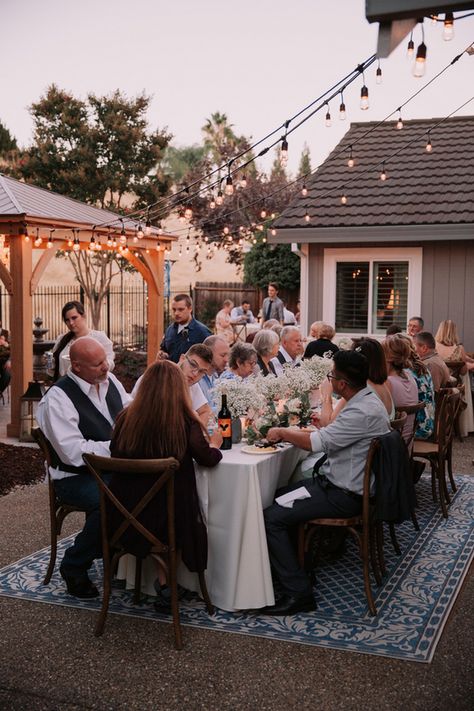 Everything about Stephanie and Kord’s backyard wedding was personal and meaningful. 50 Person Wedding, Moderne Have, Backyard Wedding Ceremony, Small Backyard Wedding, Wedding Backyard Reception, Backyard Reception, White Veil, Yard Wedding, Small Intimate Wedding