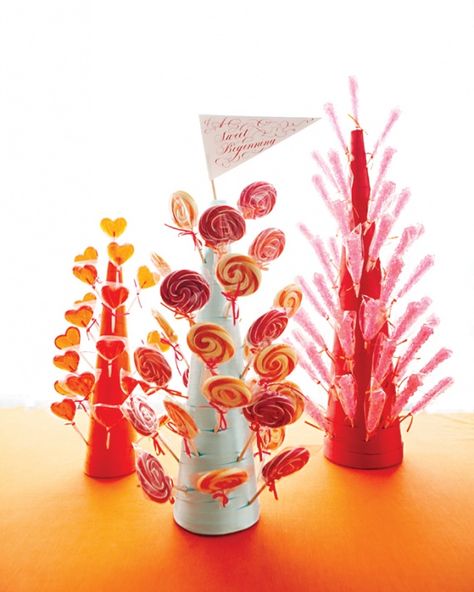 18 Valentine's Day Wedding Ideas From Real Celebrations - The Lollipop Tree Lollipop Tree, Lollipop Favors, Candy Centerpieces, Chocolate Wrapping, Candy Wedding Favors, Candyland Party, Candy Favors, Candy Table, Wedding Clipart