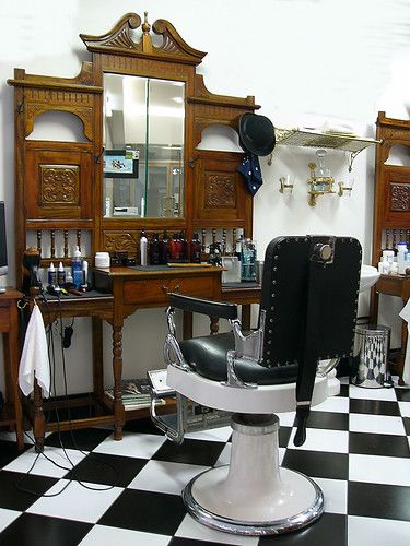 Old Fashion Barber Shop, Old School Barber Shop, Barber Shop Pictures, Logo Barber, Interior Chair, Shop Pictures, Vintage Barber, Interior Vintage, Barber Chair